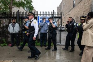 Immigration agents detain a Chicago man during school drop-off, officials say – WBEZ Chicago