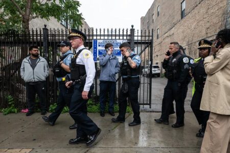 Immigration agents detain a Chicago man during school drop-off, officials say – WBEZ Chicago