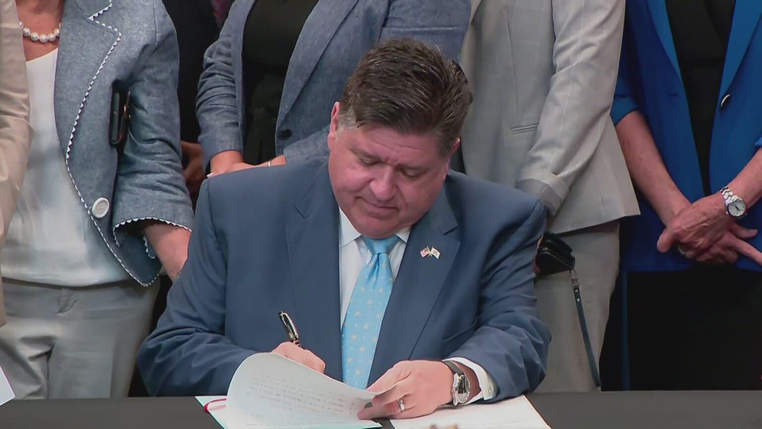 Illinois Gov. JB Pritzker Signs Two New Gun Safety Laws Amid Chicago’s Crime Decline Illinois Gov. JB Pritzker signs 2 gun safety laws as officials weigh in on drop in crime in Chicago – CBS News