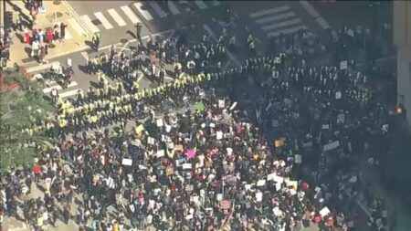Tens of thousands rally in Chicago “No Kings” protest at Daley Plaza, and march through downtown – CBS News