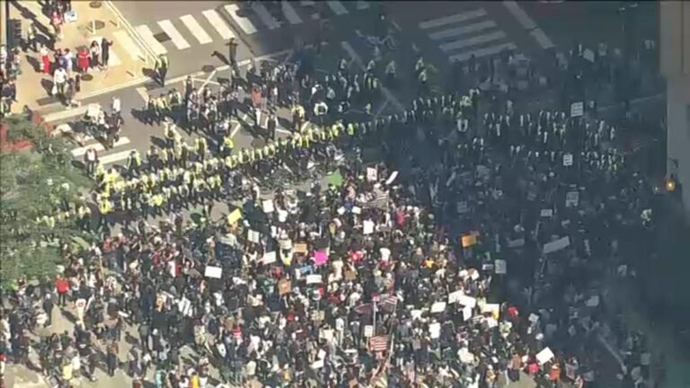 Tens of thousands rally in Chicago “No Kings” protest at Daley Plaza, and march through downtown – CBS News