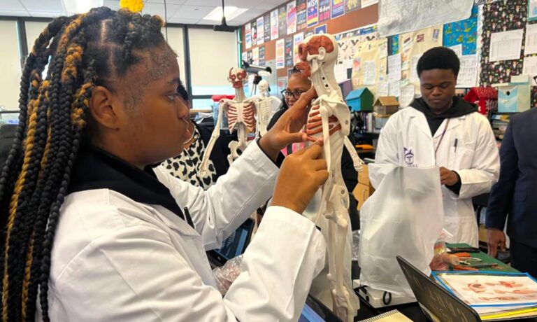 Chicago Public Schools students head back to school as district faces $734M budget deficit – WGN-TV