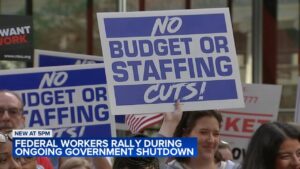 Furloughed federal workers in Chicago rally against Trump’s threat of no back pay when government shutdown ends – CBS News