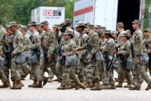 Texas National Guard members arrive in Illinois; sources say troops could begin assignments Wednesday – CBS News