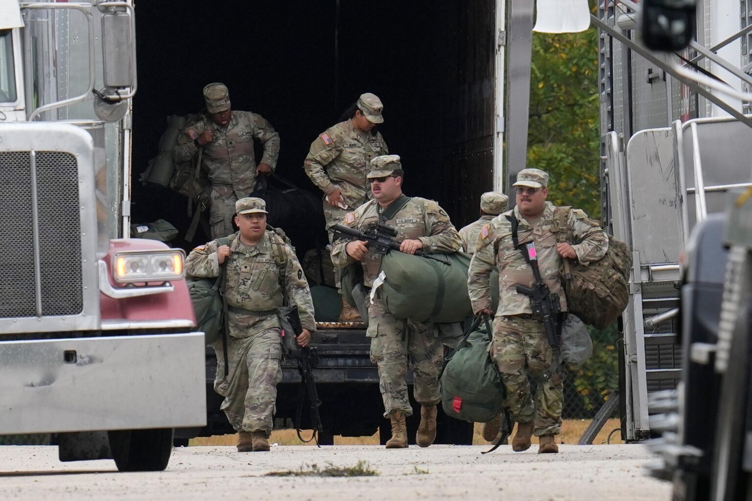 Hundreds of US National Guard troops arrive in Chicago – BBC