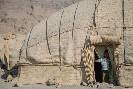 Little Village immigration raids end with Cicero crash, standoff between federal agents and community – CBS News